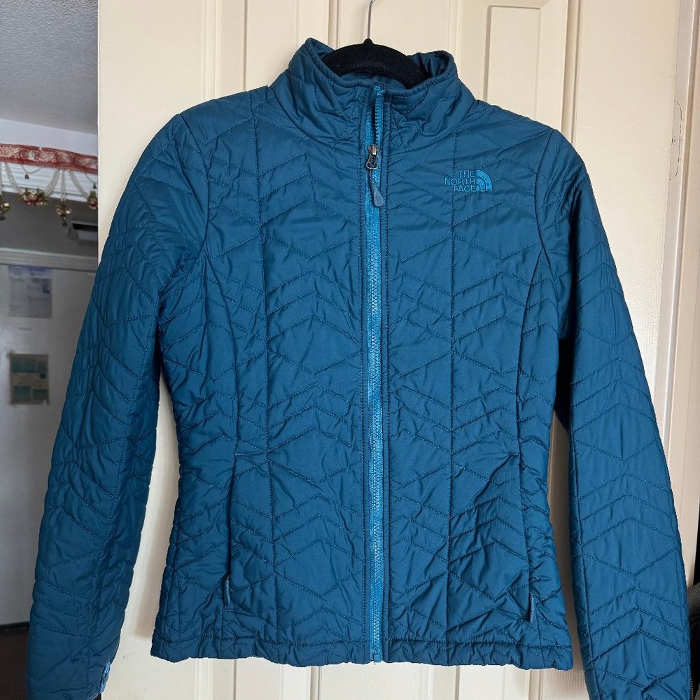 women's blue North Face jacket (size small)